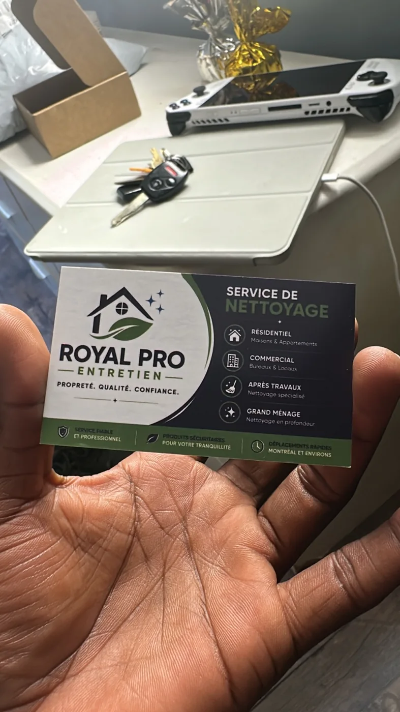 Carte professionnelle Royal Pro Entretien présentée sur le terrain