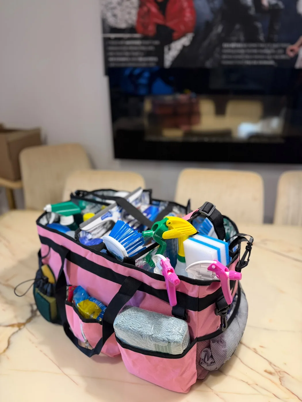 Sac contenant le matériel et les produits de nettoyage de l’équipe