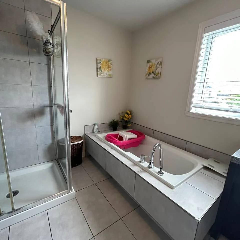Baignoire et douche dans une salle de bain