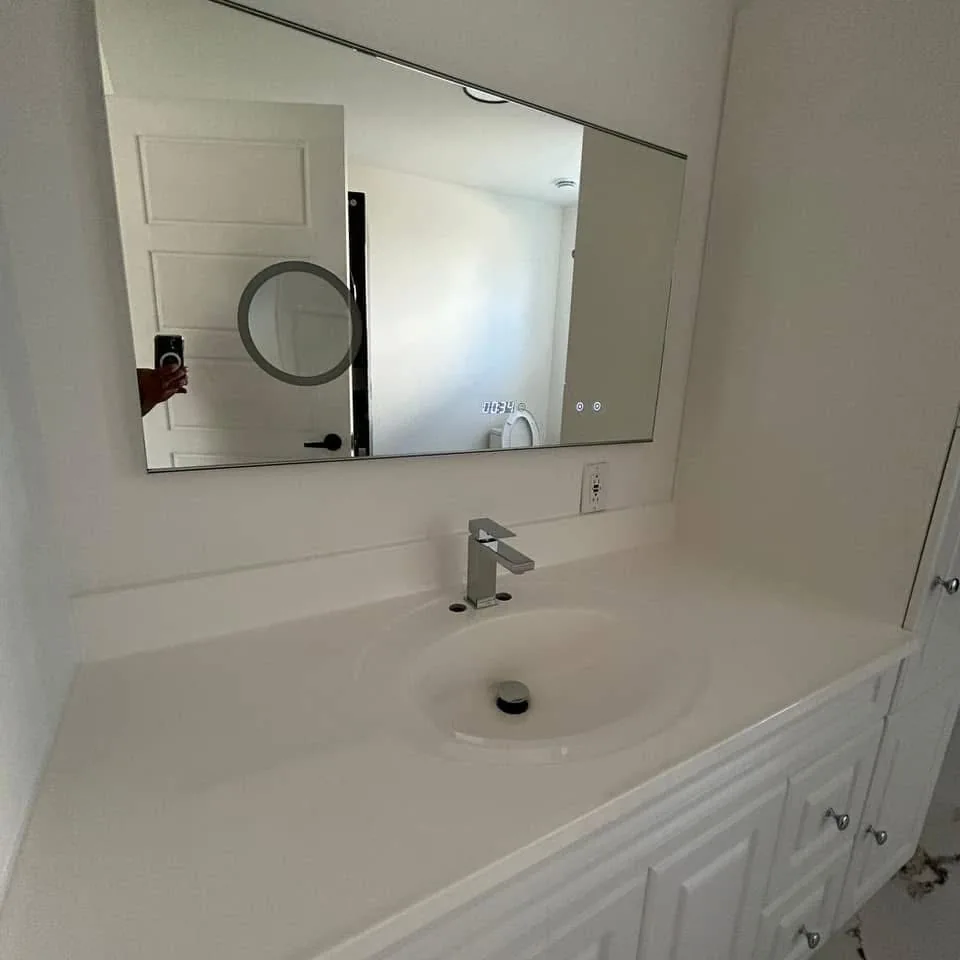 Lavabo blanc et comptoir de salle de bain