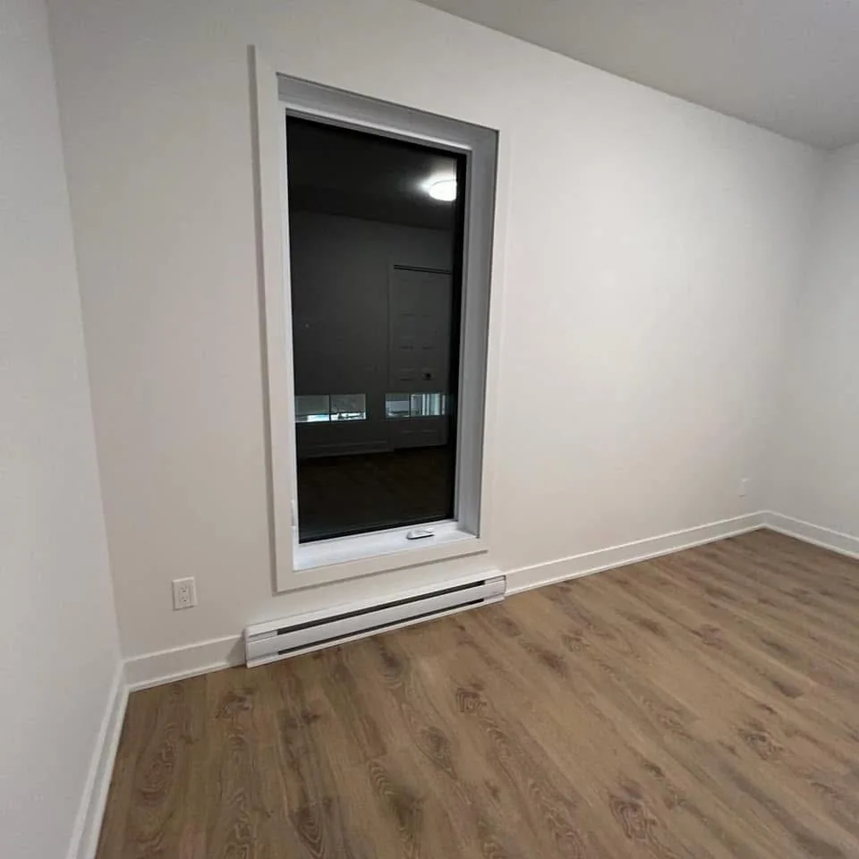 Pièce vide avec plancher de bois