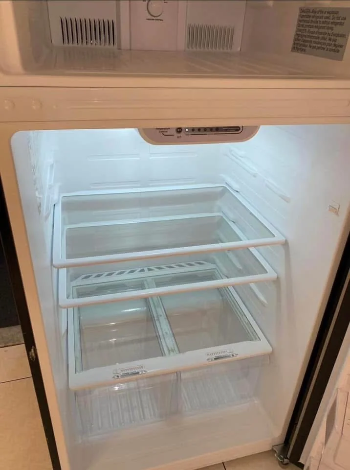 Intérieur d’un réfrigérateur nettoyé