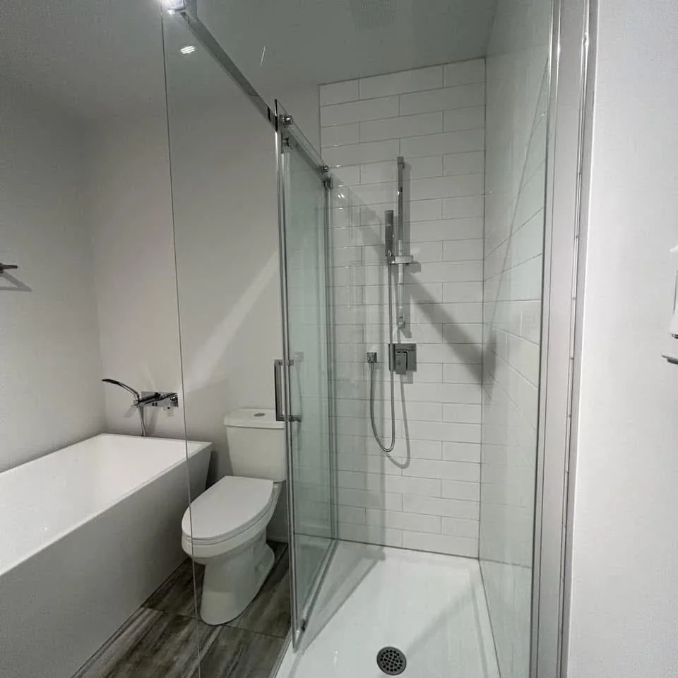 Salle de bain avec baignoire, douche et carrelage